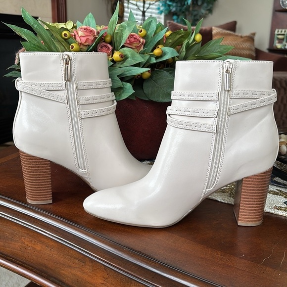 Brand New Bandolino Ivory Stacked Heeled Ankle Boots Bow Wrapped Strap - Picture 6 of 16